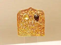 Golden cicada-patterned dāng (珰), used to decorate official headwears such as longguan / wuguan and tongtianguan.[86]