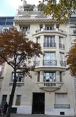 Art Deco reinterpretation of the Doric pilasters on the facade of Avenue du Président-Wilson&nbsp;[fr; it] no. 18, Paris, by Henri Tauzin&nbsp;[fr; lv; sr; fa; ja], 1913[30]