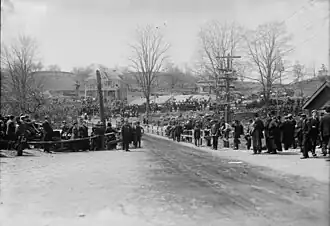 Spectators around an intersection