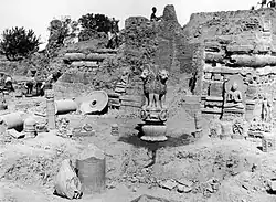 The Lion Capital of Ashoka, the Buddha Preaching his First Sermon sculpture, and the Ashokan pillar, along with other antiquities as they appeared upon their exhumation at Sarnath on 15 March 1905 (photograph by F. O. Oertel).[90]