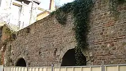 Photo showing a section of the Roman wall in Nantes.