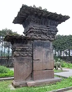 A stone-carved que 6&nbsp;m (20&nbsp;ft) in height from the Eastern Han, at the tomb of Gao Yi in Ya'an, Sichuan[397]