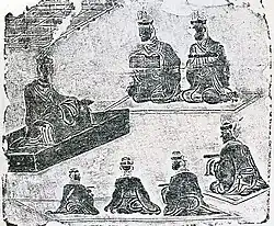 Scholars depicted on Han dynasty pictorial brick, discovered in Chengdu. Scholars wore hats called Jinxian Guan (进贤冠) to denominate educational status.[後漢書 6]