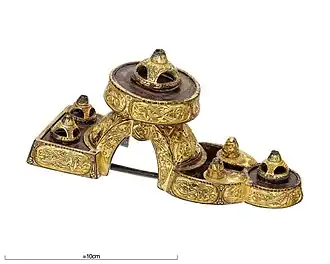 Broa style disc-on-bow brooch