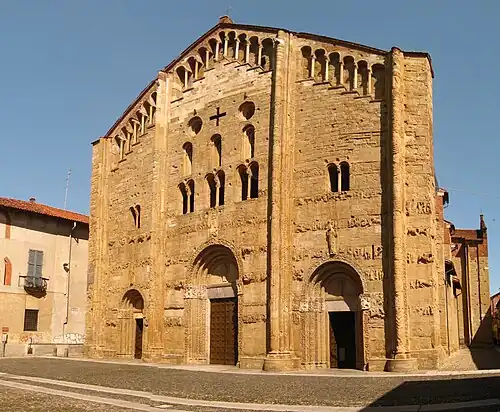 San Michele Maggiore, Pavia, The façade has the form of a screen, higher than the central nave, with a blind arcade below its roofline. It is divided into three bays by compound piers, has a variety of window openings, and horizontal bands of sculptural decoration.