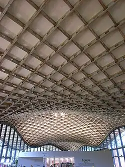 The roof shell of the Savill Building is made of interlocking larch laths.[30]