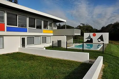 The Stillman House I, Litchfield, Connecticut, by Marcel Breuer (1950) The swimming pool mural is by Alexander Calder