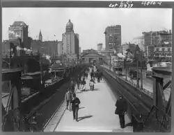 A black-and-white view of the bridge promenade and terminal, Manhattan side, circa 1899